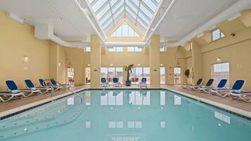 Innenpool, beheizter Pool, Liegestühle