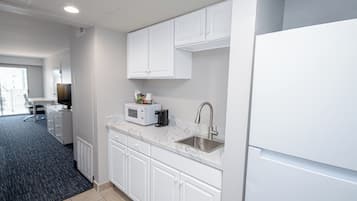 Coffee/tea maker, full-sized fridge, microwave
