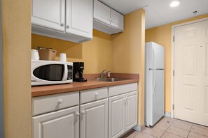 Großer Kühlschrank, Mikrowelle, Wasserkocher mit Kaffee-/Teezubehör