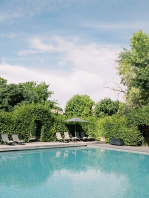 Piscina interna, piscina externa, guarda-sóis, espreguiçadeiras