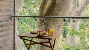 Suite (Robinson Crusoe) | Premium bedding, minibar, in-room safe, individually decorated