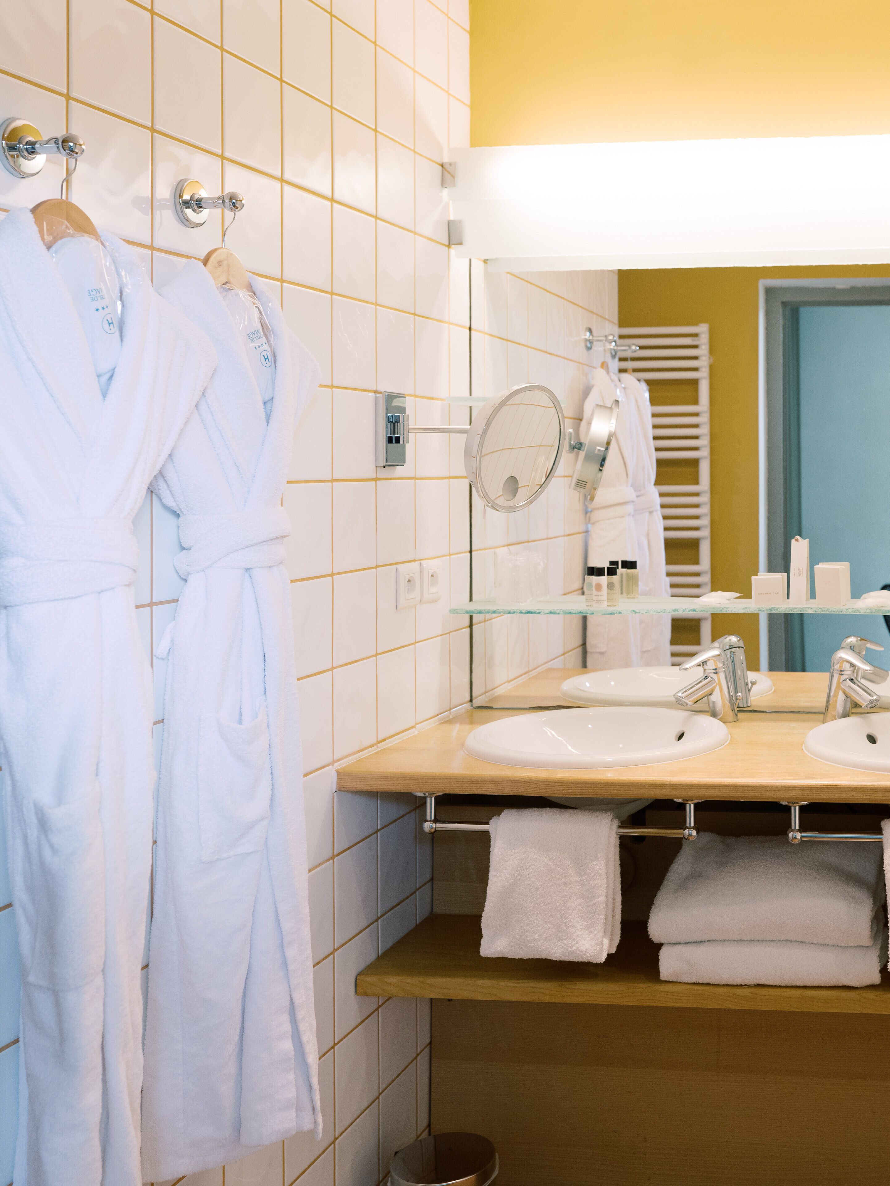 suite (robinson crusoe) | bathroom amenities | hair dryer, bathrobes, slippers, towels