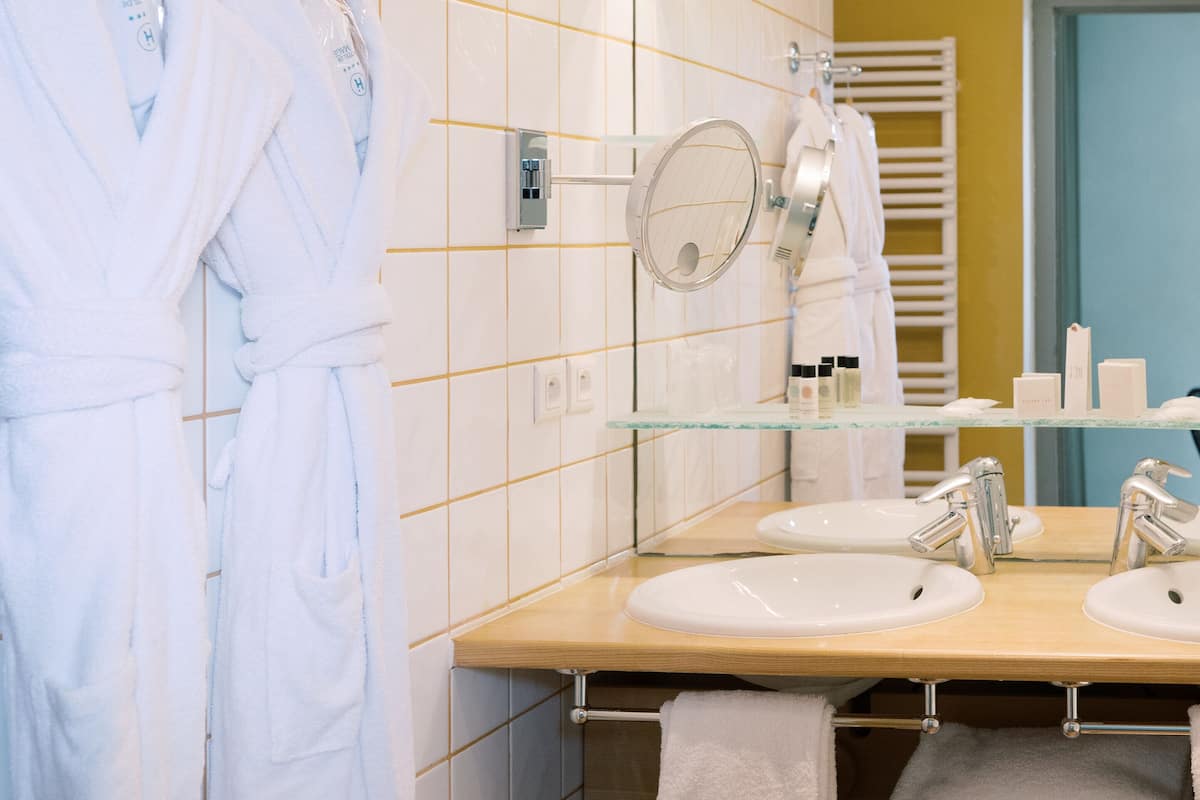 suite (robinson crusoe) | bathroom amenities | hair dryer, bathrobes, slippers, towels