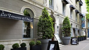 Edifici amb un rètol que diu “Les Terrasses de l'Image” i plantes en testos al davant.