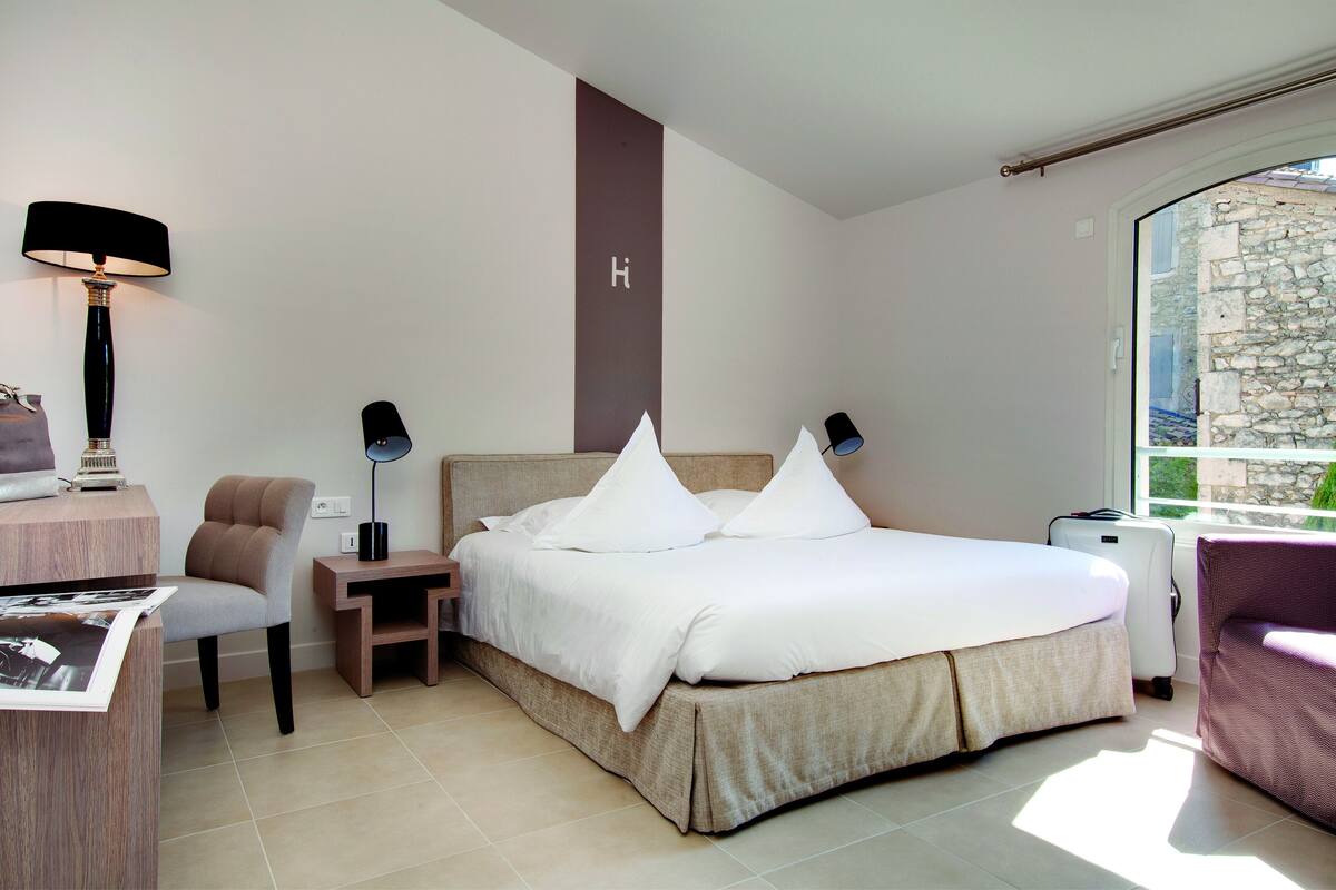 Deluxe Room | Premium bedding, minibar, in-room safe, desk