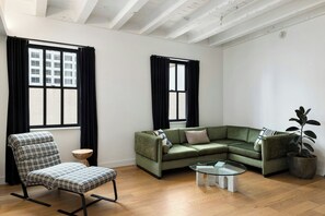 Premium bedding, down duvets, pillow-top beds, in-room safe - The Guild Hotel, San Diego Downtown, a Marriott Tribute Portfolio Hotel (San Diego)