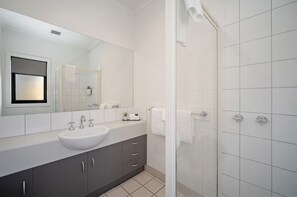 Executive Three Bedroom Townhome | Bathroom | Free toiletries, hair dryer, towels
