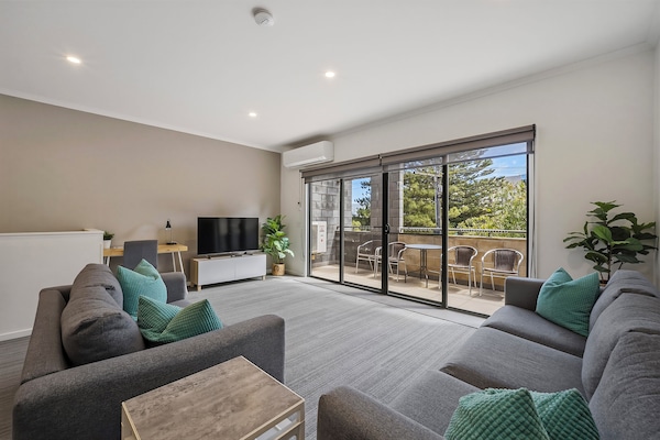 Executive-Apartment, 3 Schlafzimmer | Wohnbereich | 43-Zoll-LED-Fernseher mit Digitalempfang, Fernseher, Netflix