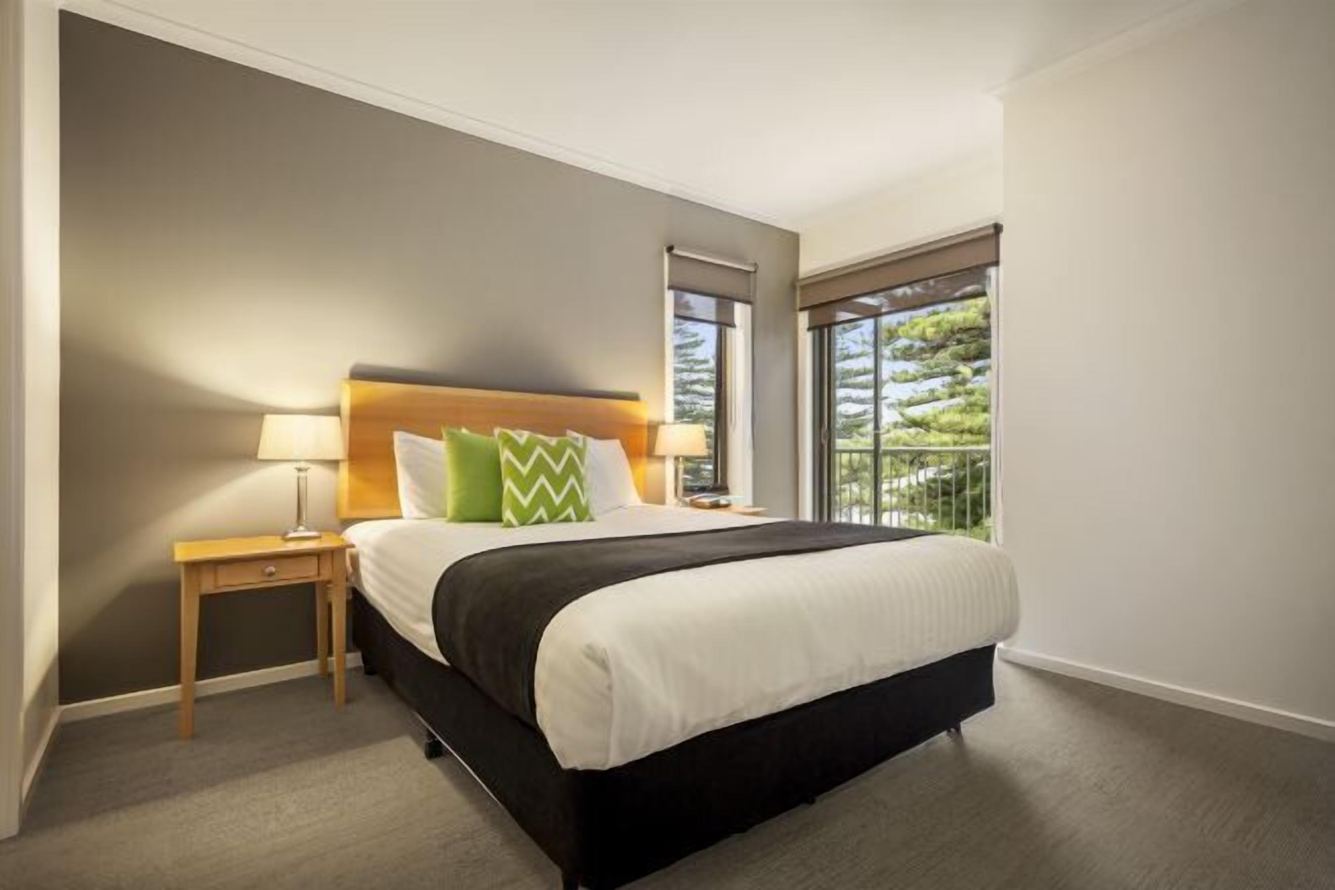 Hochwertige Bettwaren, individuell eingerichtet, Schreibtisch