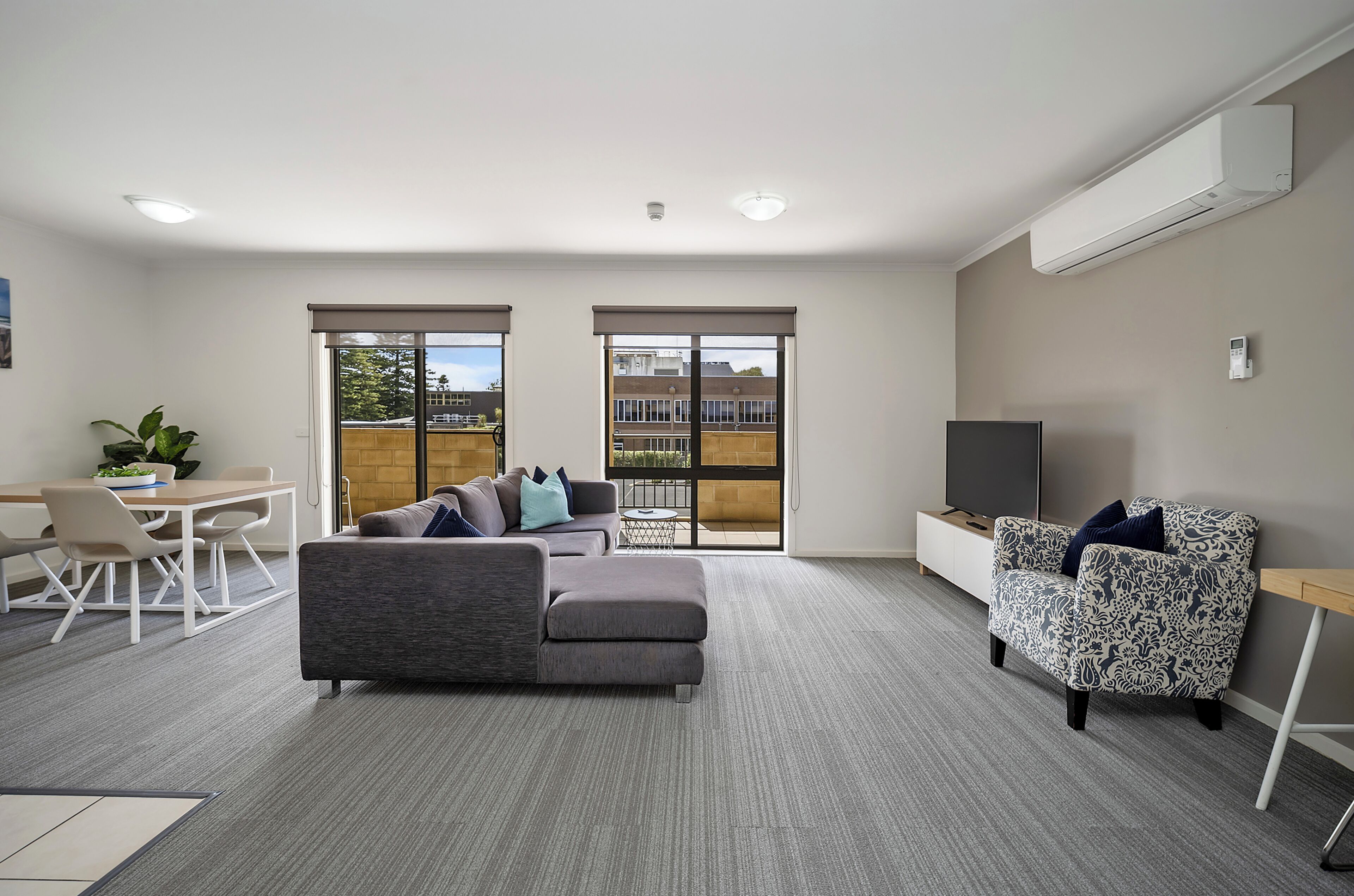 Executive-lejlighed - 1 soveværelse | Opholdsområde | 43-tommers LED-tv med digitale kanaler, tv, Netflix