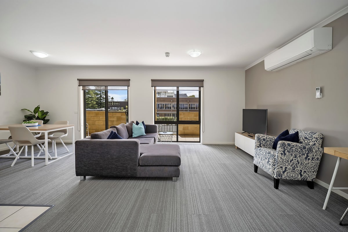 Executive One Bedroom Apartment | Living area | 43-inch LED TV with digital channels, TV, Netflix