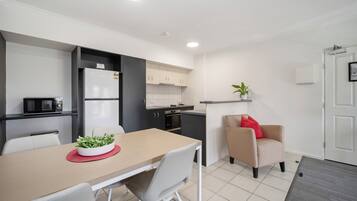 Executive-Apartment, 2 Schlafzimmer | Eigene Küche | Mikrowelle, Herdplatte, Wasserkocher, Toaster