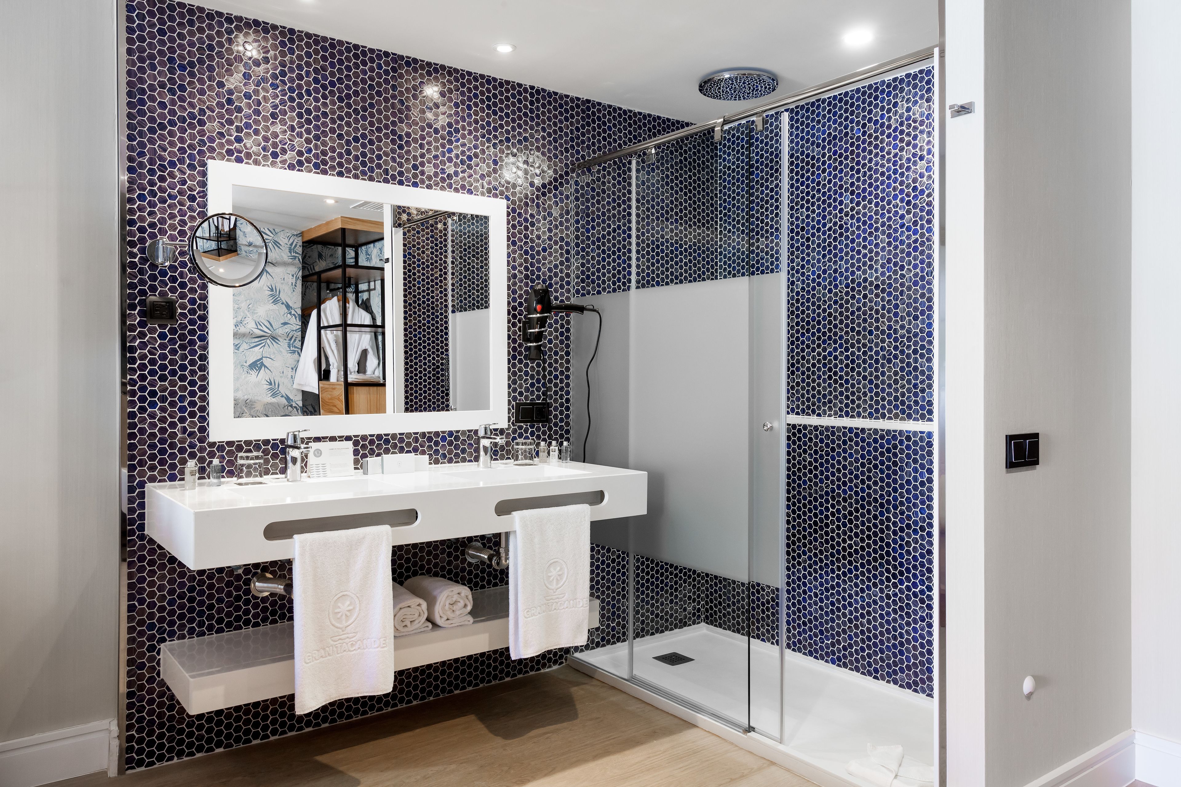 shower, hydromassage showerhead, free toiletries, hair dryer