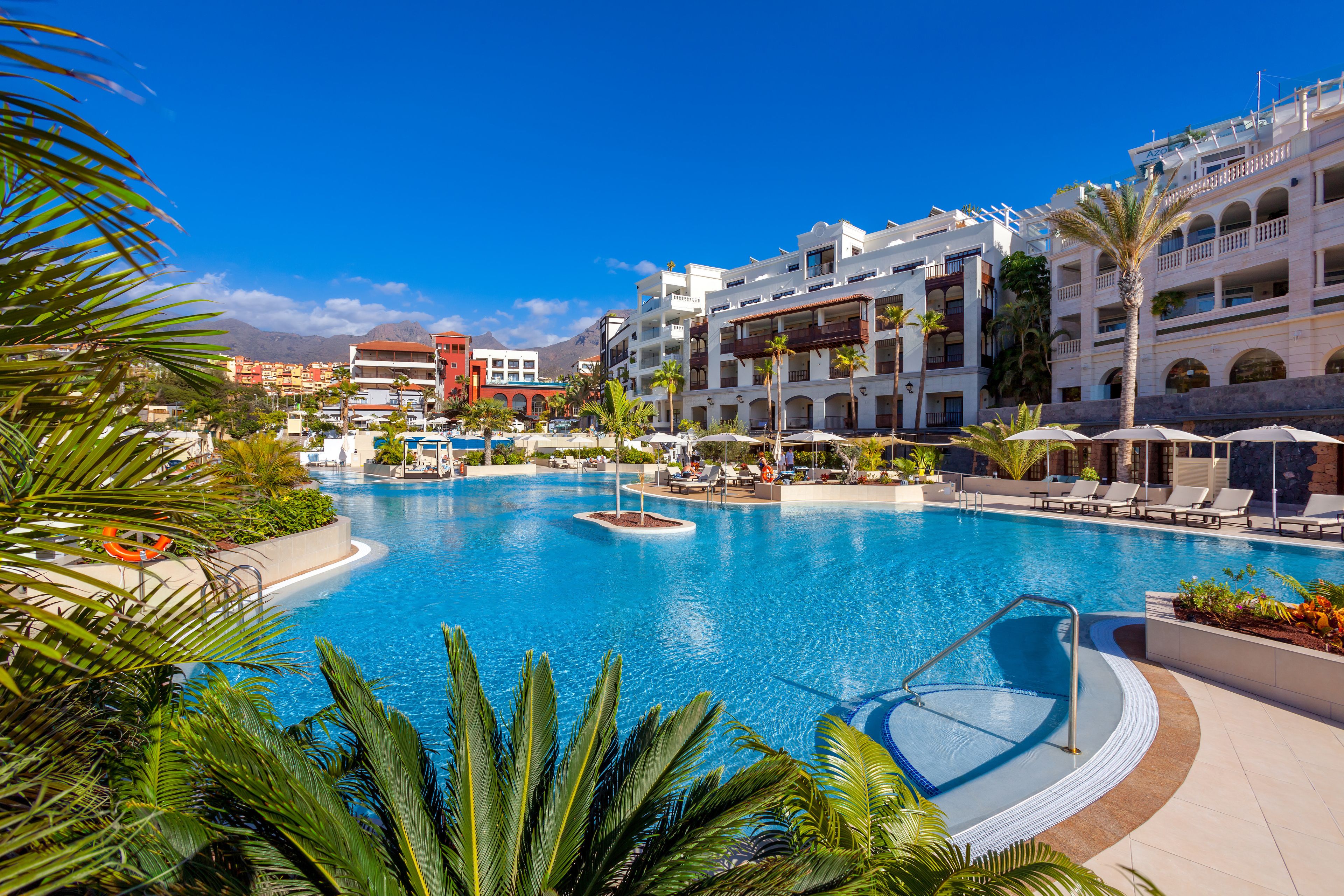 2 outdoor pools, pool umbrellas, sun loungers