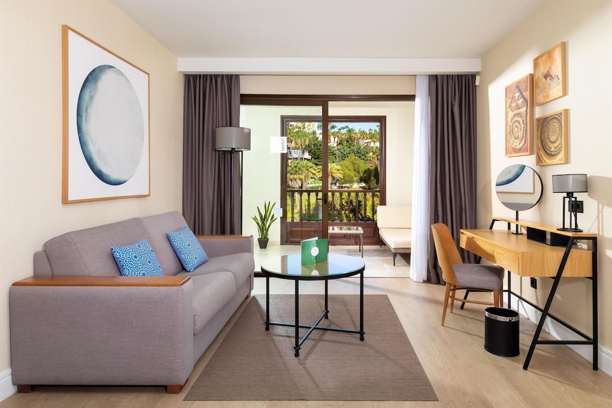 Minibar, Zimmersafe, individuell dekoriert, Schreibtisch