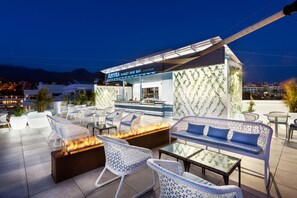2 bars/lounges, rooftop bar