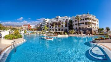 2 piscines extérieures, parasols de plage, chaises longues