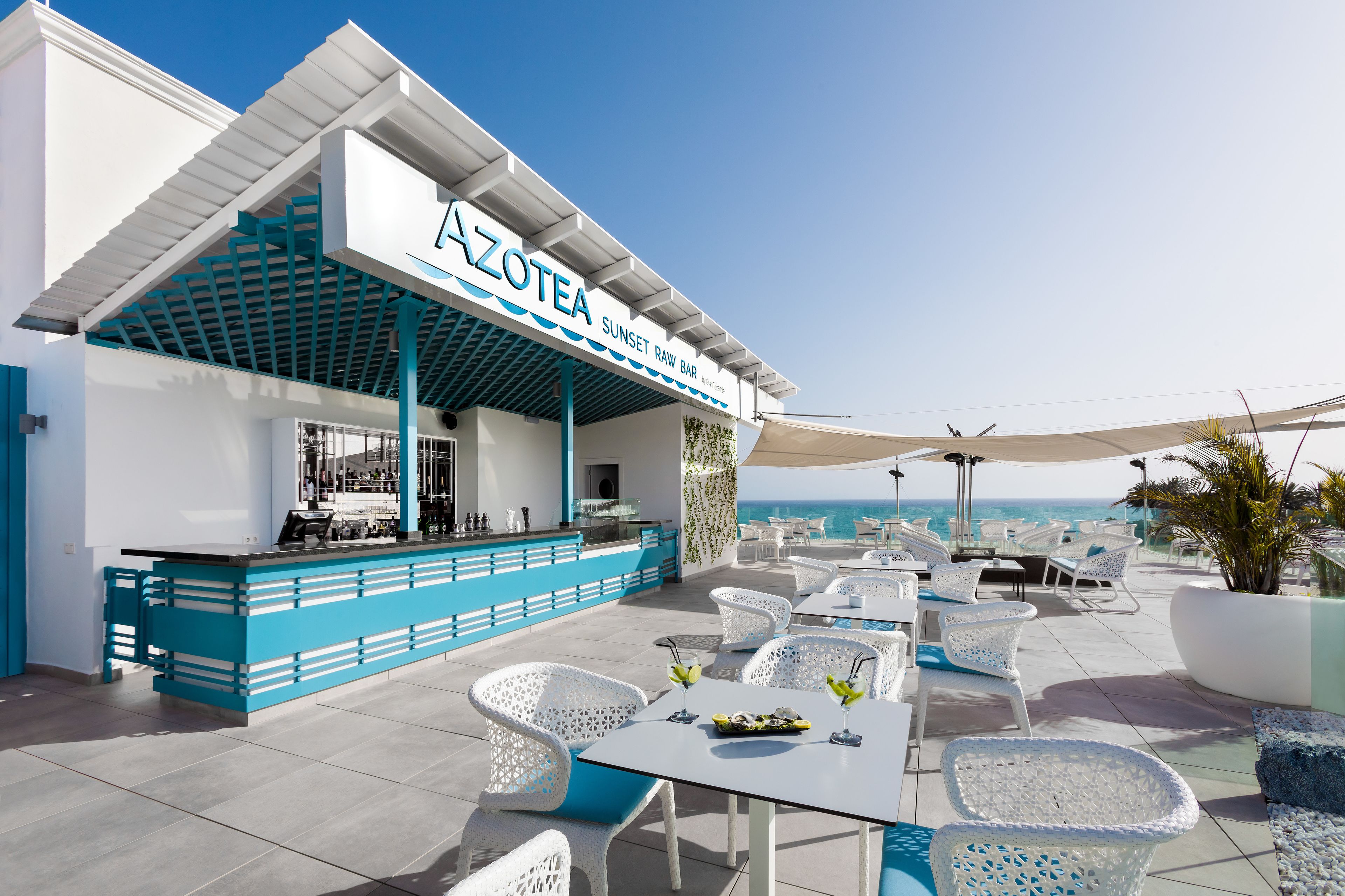 2 bars/lounges, rooftop bar