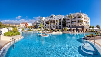 2 piscines extérieures, parasols de plage, chaises longues