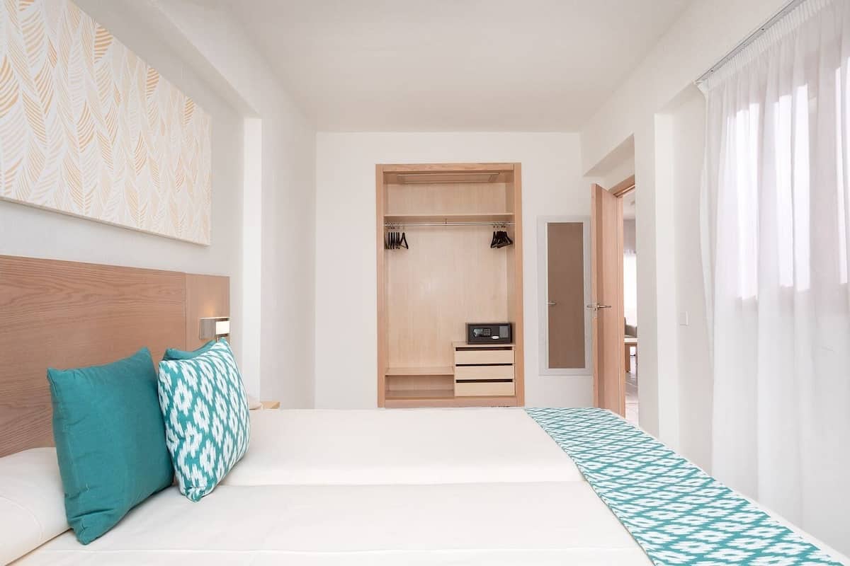 1 slaapkamer, een kluis op de kamer, individueel gedecoreerd, een bureau