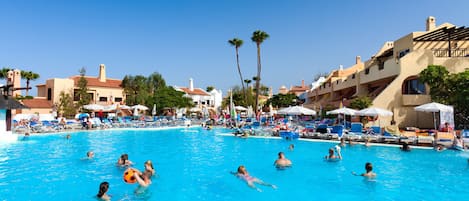 2 piscinas al aire libre (de 09:30 a 18:00), sombrillas, tumbonas