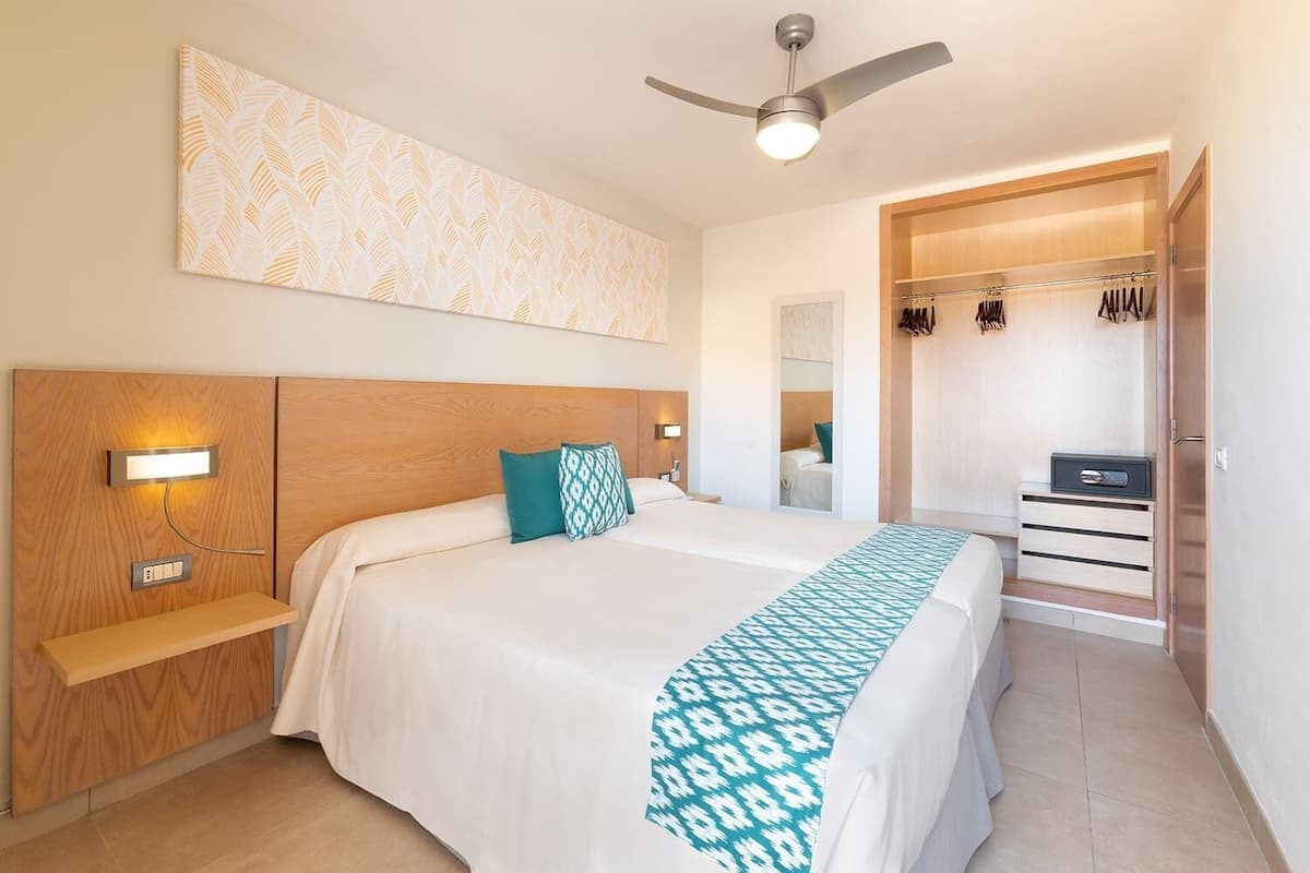 1 slaapkamer, een kluis op de kamer, individueel gedecoreerd, een bureau