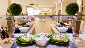Un buffet proposant une variété de plats et de boissons.