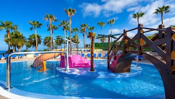 2 piscinas externas, funciona das 9h30 às 18h, guarda-sóis