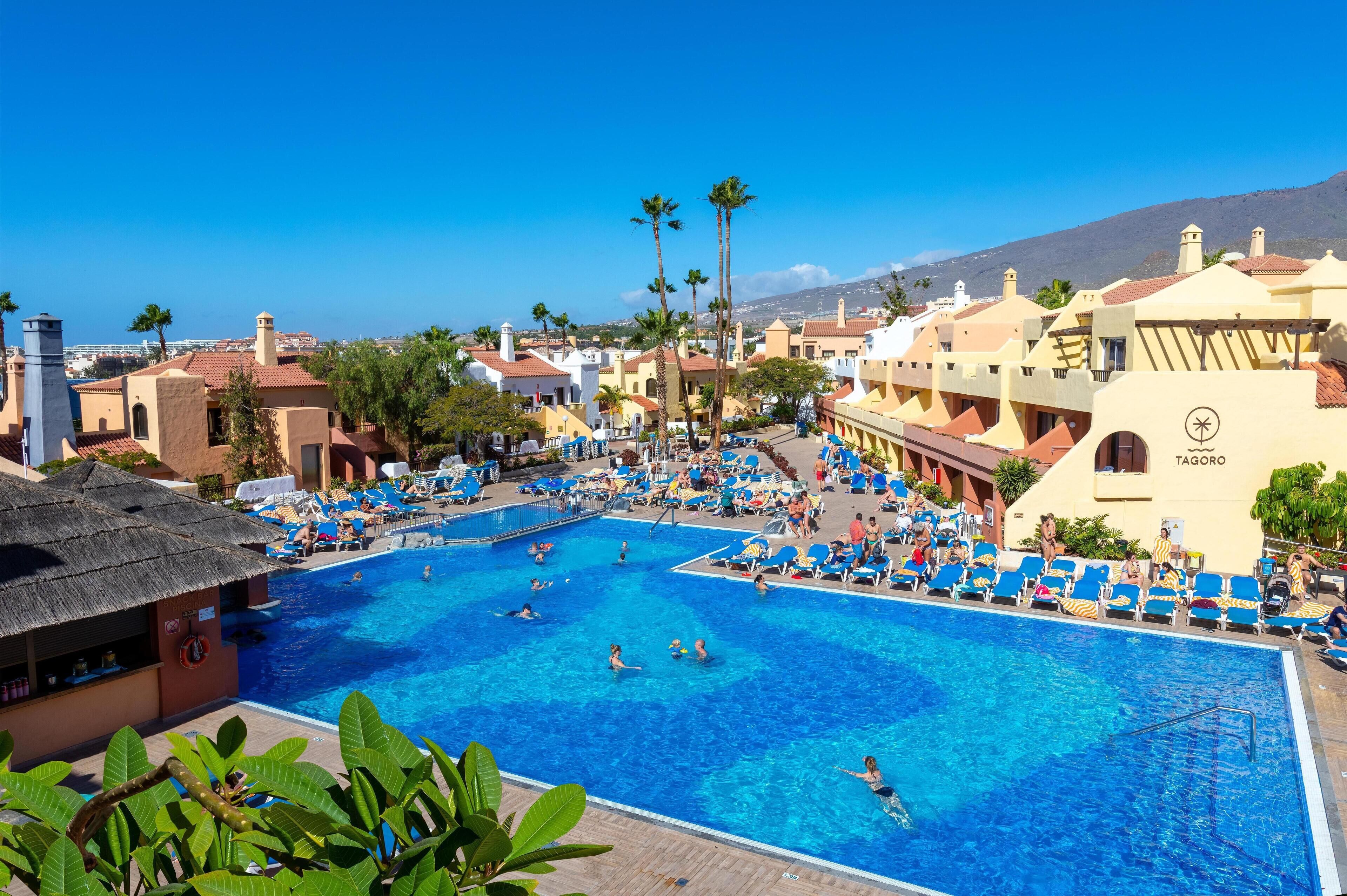 2 piscines extérieures, parasols de plage, chaises longues