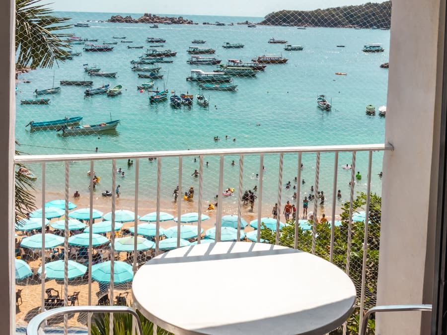 Minibar, caja de seguridad en la habitación y ropa de cama