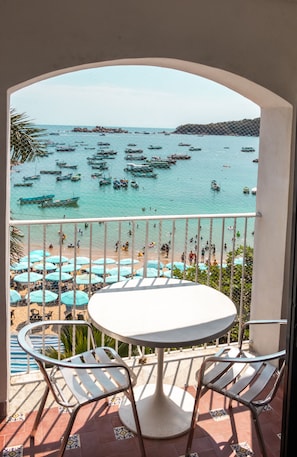 Standard Room Ocean View | Minibar, in-room safe, bed sheets - Acamar Beach Resort Acapulco (Acapulco)