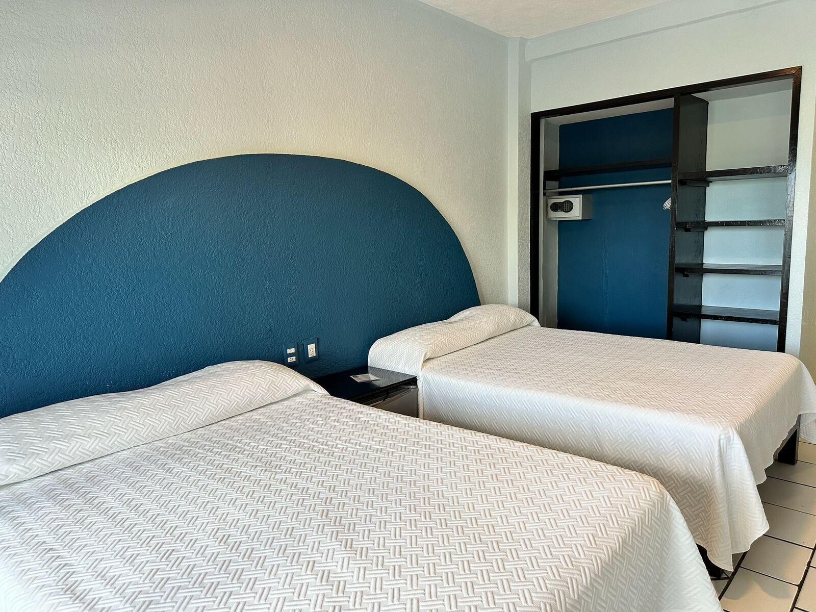 Minibar, in-room safe, bed sheets