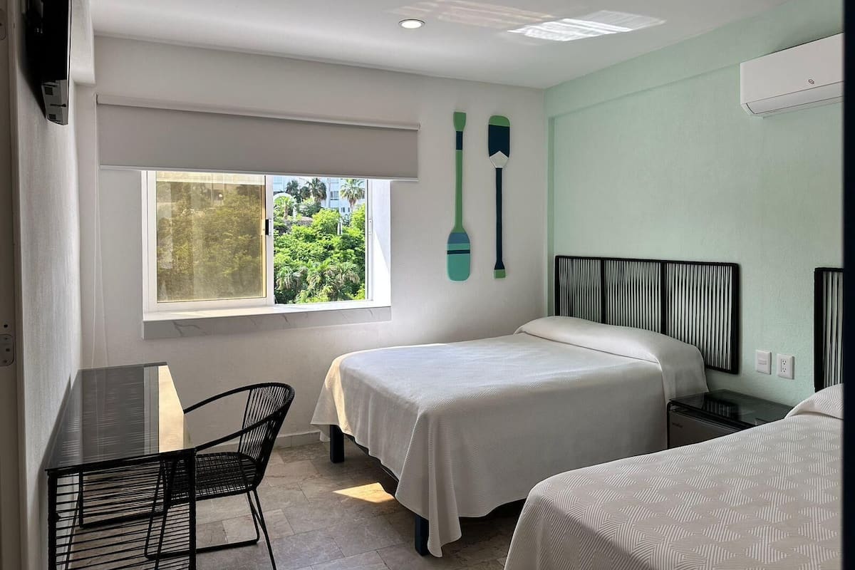 Minibar, caja de seguridad en la habitación y ropa de cama