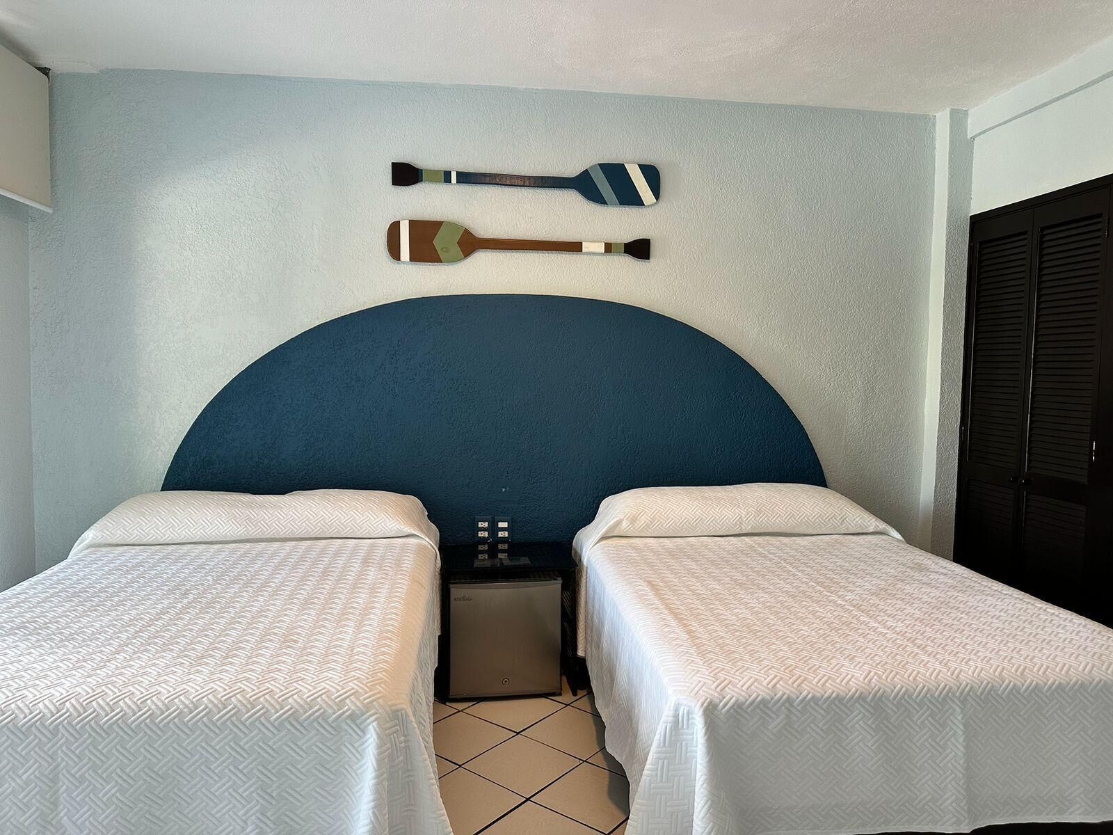 Minibar, caja de seguridad en la habitación y ropa de cama 