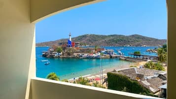 Habitación estándar, vistas a la piscina | 1 dormitorio, minibar, caja fuerte y ropa de cama