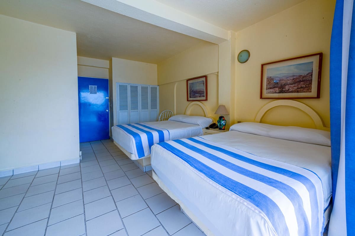 Minibar, caja de seguridad en la habitación y ropa de cama