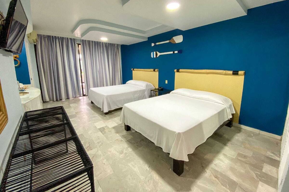 Standard Room, Pool View | Minibar, in-room safe, bed sheets