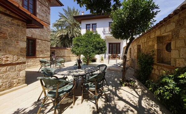 Courtyard - Minyon Hotel (Antalya)