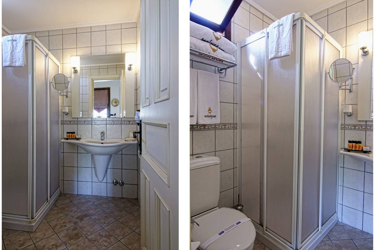 standard double room | bathroom | free toiletries, hair dryer, bathrobes, slippers