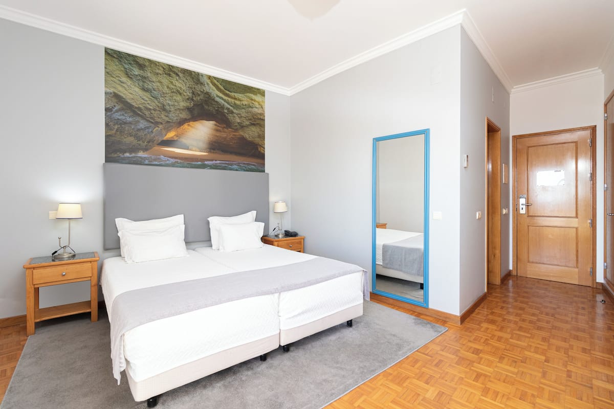 Standaard kamer, 1 twee- of 2 eenpersoonsbedden | Een minibar, een kluis op de kamer, een bureau, verduisterende gordijnen