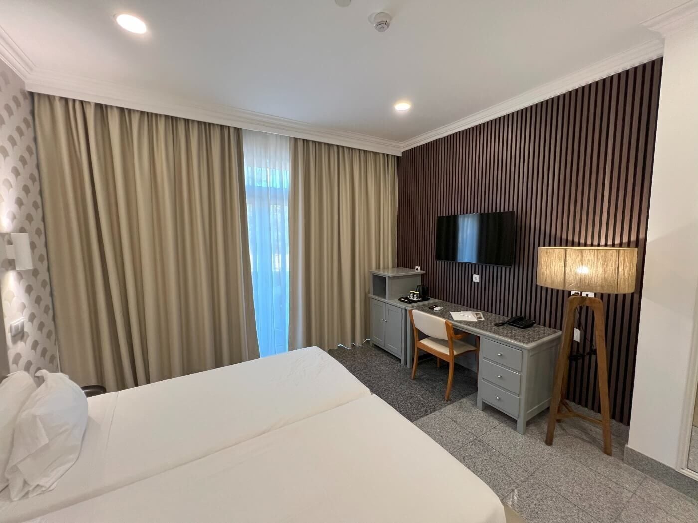 Minibar, coffres-forts dans les chambres, bureau, rideaux occultants