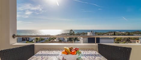 Minibaari, tallelokero huoneessa, työpöytä, pimennysverhot