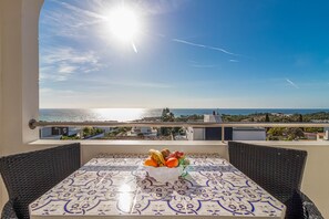 Minibar, caja de seguridad en la habitación y escritorio