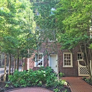 Large Extended Suite 101 (1bdrm apt) | Garden view - Morris House Hotel (Philadelphia)
