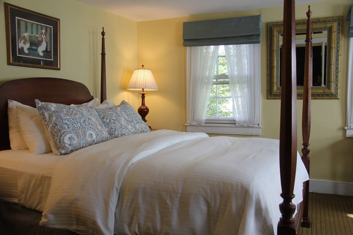 Standard Room 304 Main House | Premium bedding, pillowtop beds, iron/ironing board, WiFi (free)
