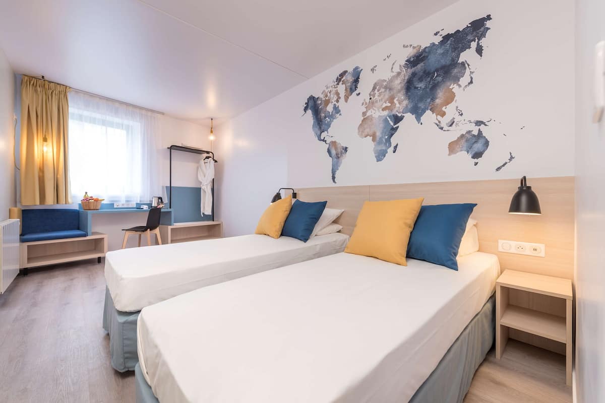 Desk, soundproofing, cots/infant beds, free WiFi