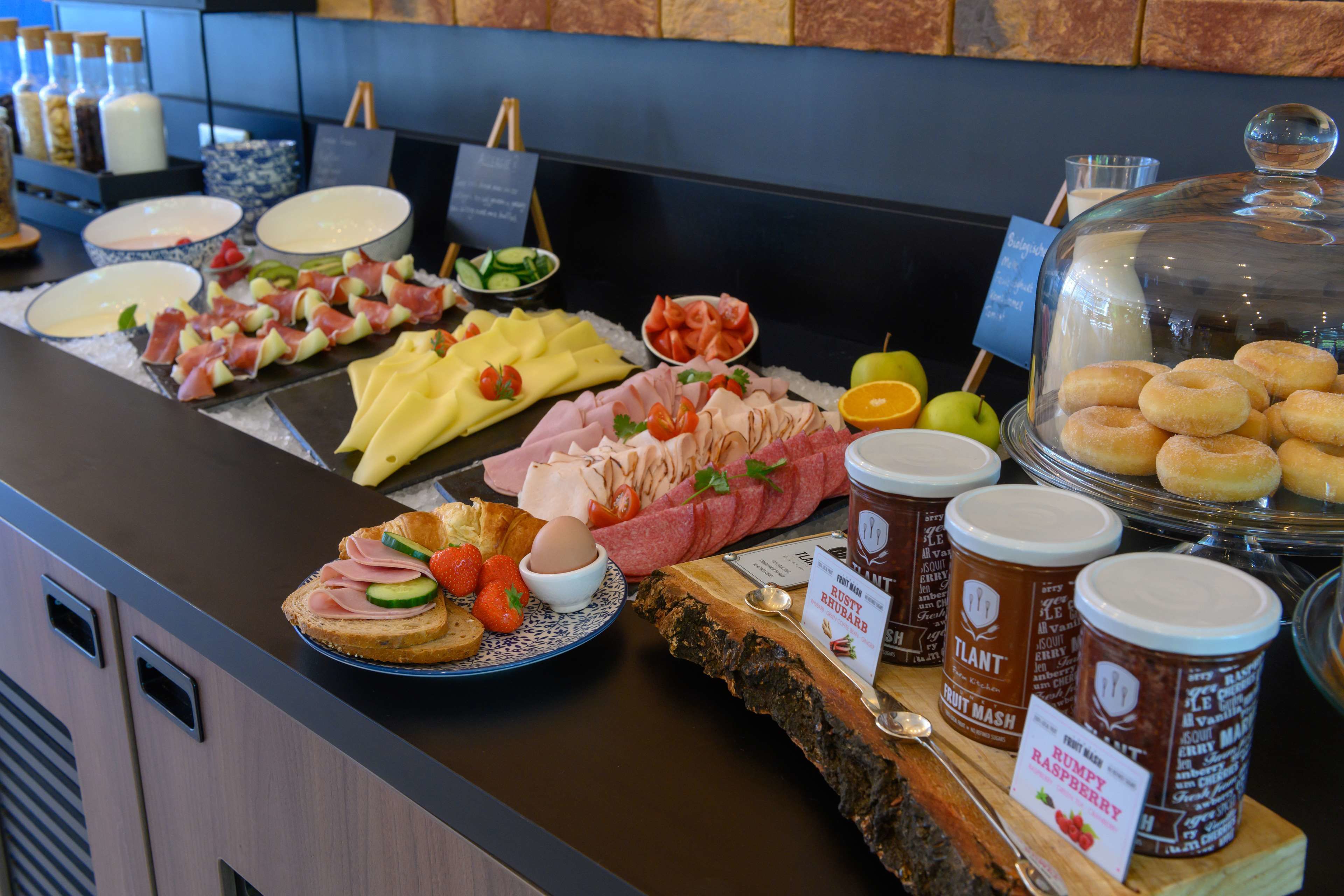 Ein reichhaltiges Buffet mit Speisen und Getränken.