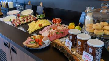 Ein reichhaltiges Buffet mit Speisen und Getränken.