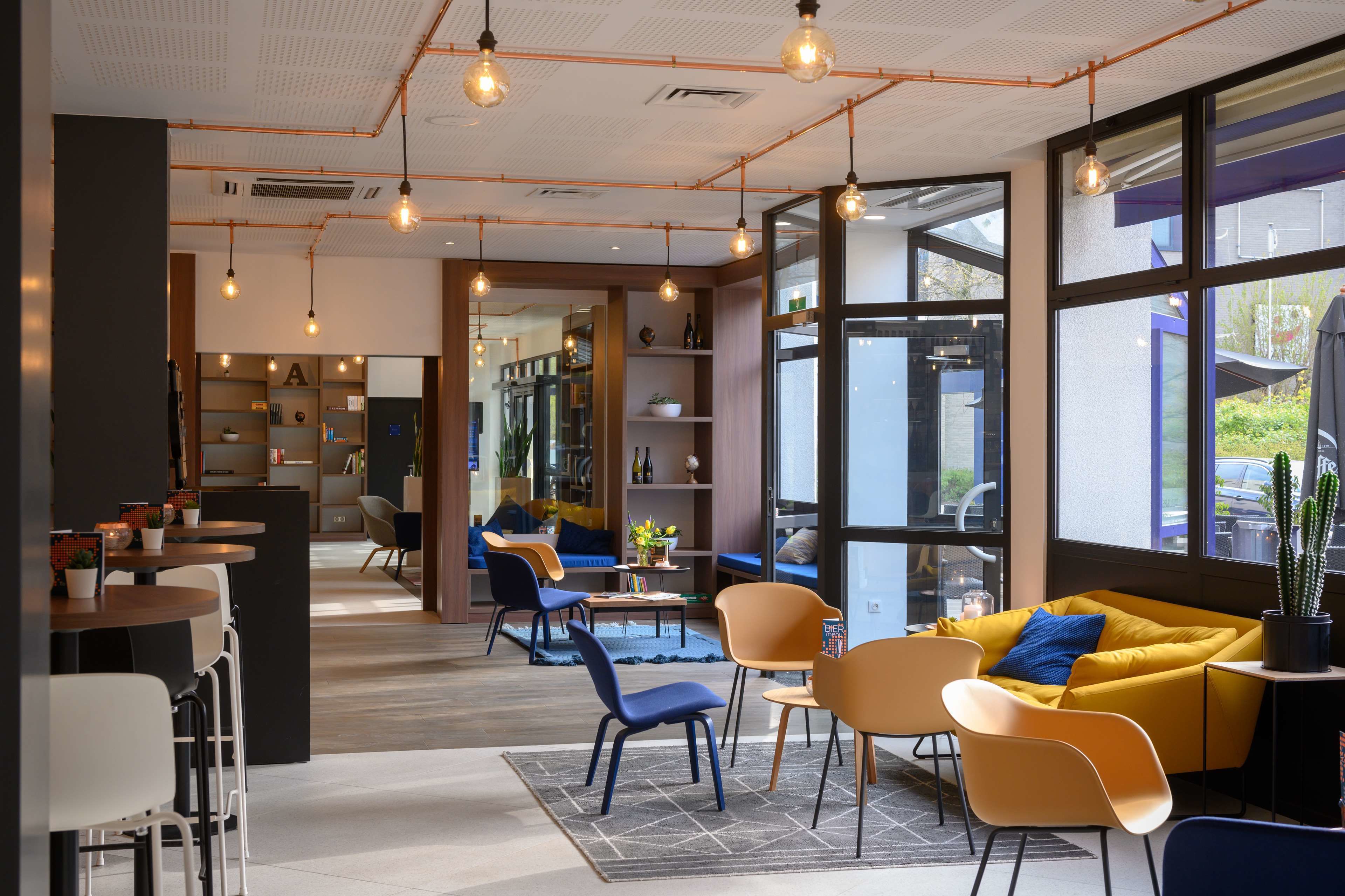 Bar (trong khuôn viên)