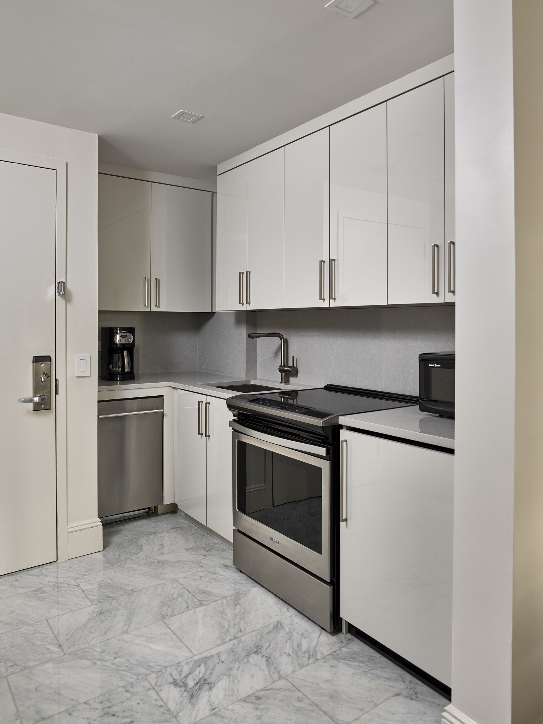 suite, 1 bedroom (platinum) | private kitchen | microwave, coffee/tea maker, electric kettle, toaster